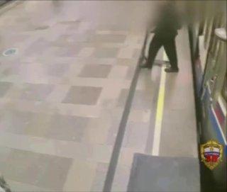 В метро на станции «Отрадное» пассажир просто забрал чужой самокат и спокойно...