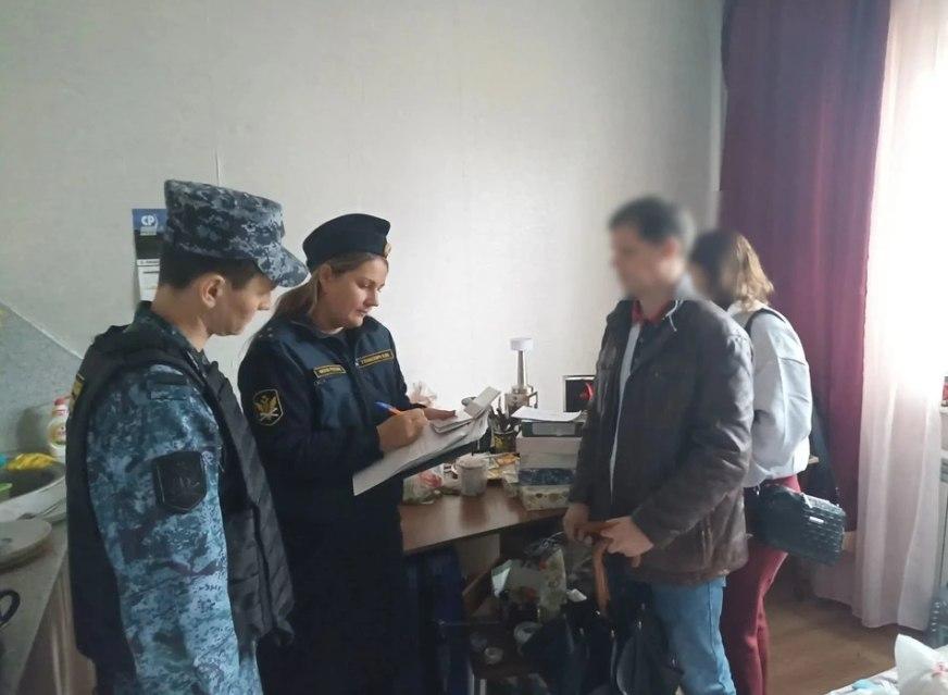 В Новосибирске приставы 5 часов выселяли мать и сына из чужой квартиры