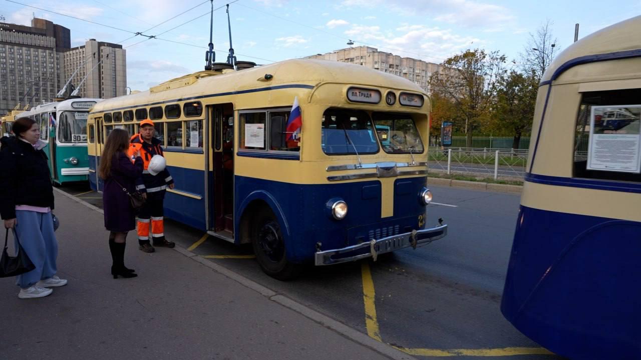 Раритетные троллейбусы вновь вышли на улицы Петербурга
