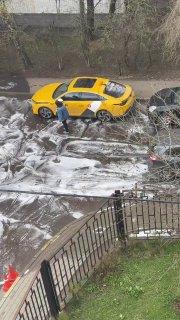Москвич увидел с балкона, как коммунальщики моют асфальт во дворе щётками и...