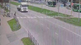 В Калининграде КамАЗ сбил слабовидящего мужчину на пешеходном переходе