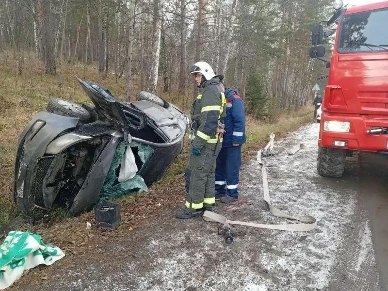 Автомобиль перевернулся на трассе в Красноярском крае: тяжёлые травмы...