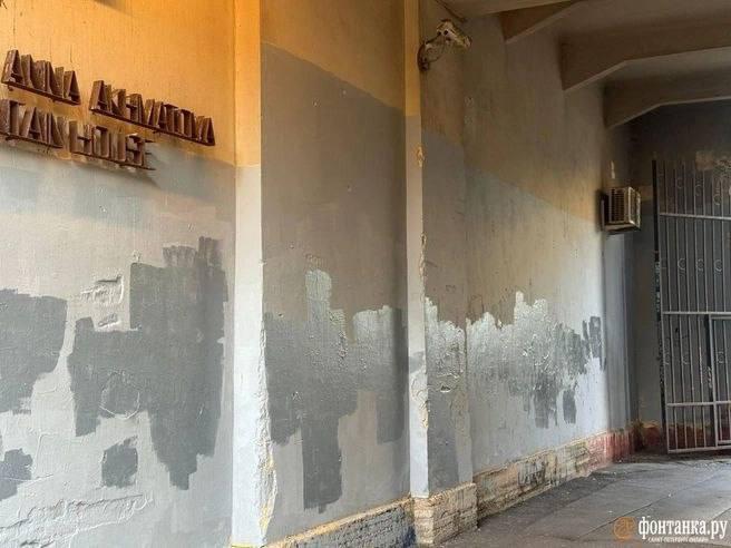Знаменитые стихи исчезли со стен арки Музея Ахматовой в Петербурге