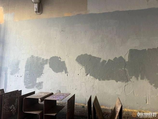 Знаменитые стихи исчезли со стен арки Музея Ахматовой в Петербурге