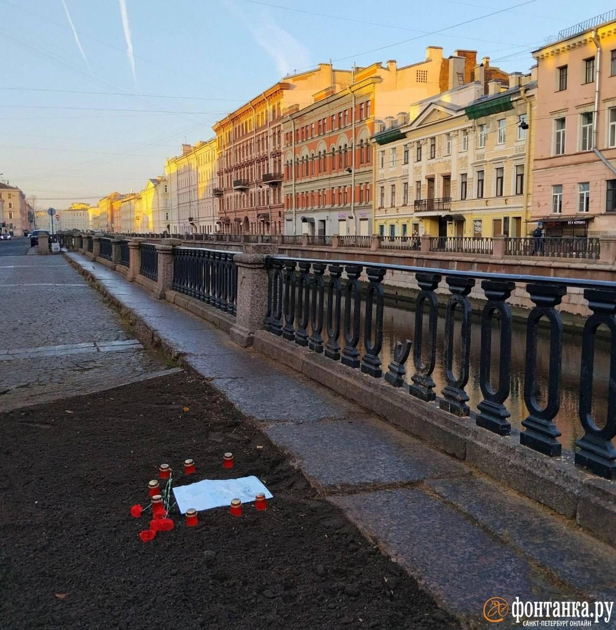 На месте срубленного тополя на канале Грибоедова устроили символическую...