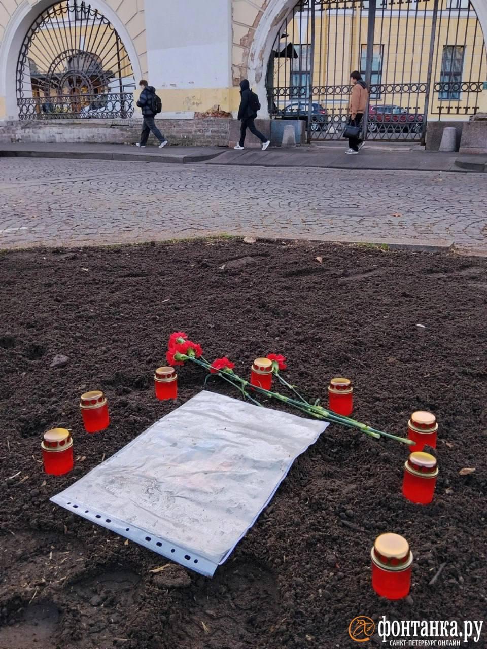 На месте срубленного тополя на канале Грибоедова устроили символическую...