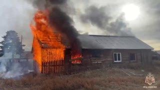 В Шагонаре неосторожное обращение с огнём стало причиной пожара в частном секторе