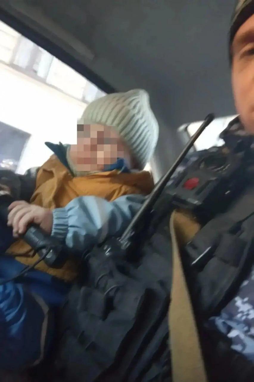 Росгвардейцы спасли годовалого малыша, который едва не выпал из окна