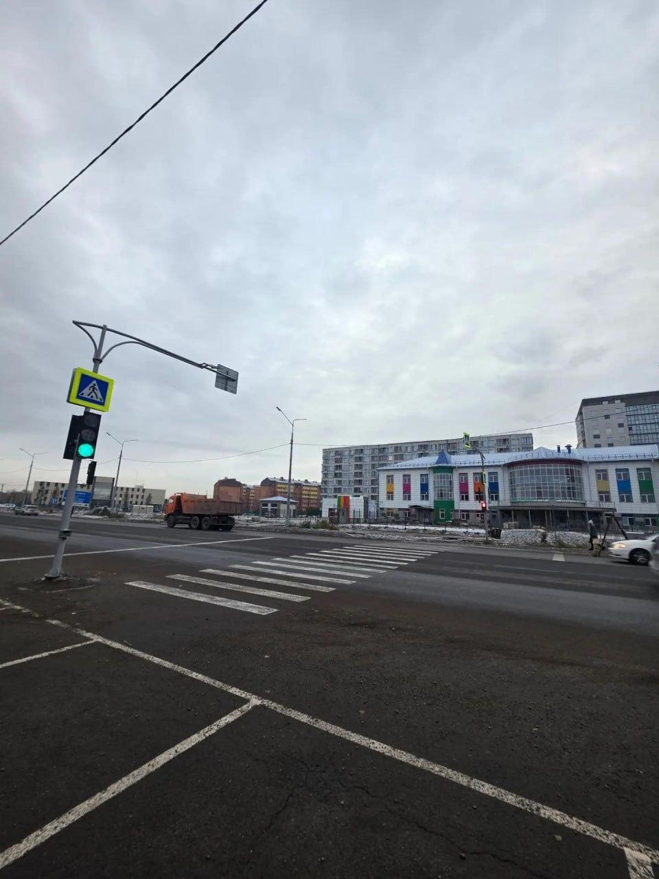 У строящейся Детской поликлиники в Арбане появился пешеходный переход со...