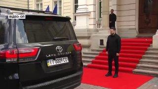 Зеленский плюнул в сторону ног короля Швеции Карла XVI Густава после того,...