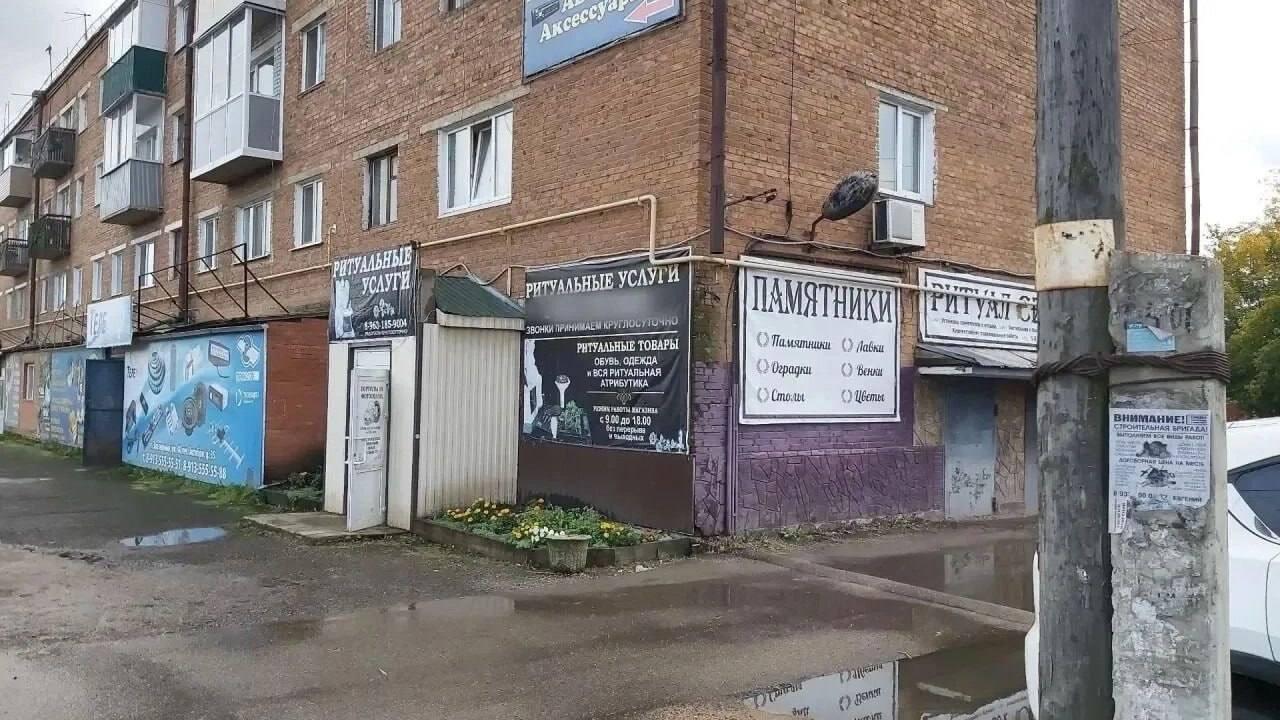 Житель «выселил» из дома контору ритуальщиков. Предприниматель организовал...