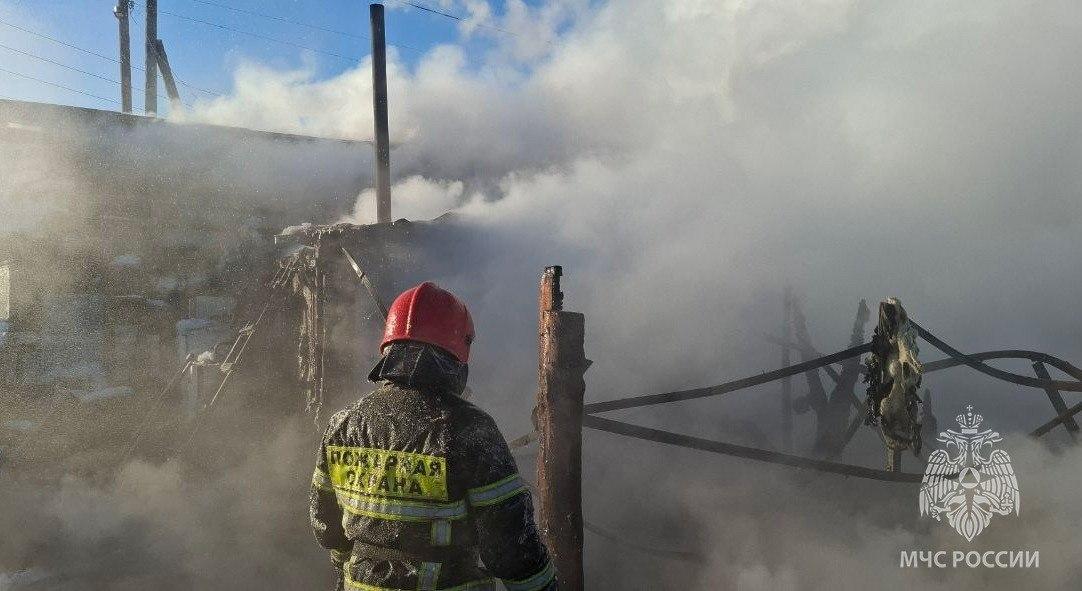 В Таштыпском районе пожарные тушили надворную постройку