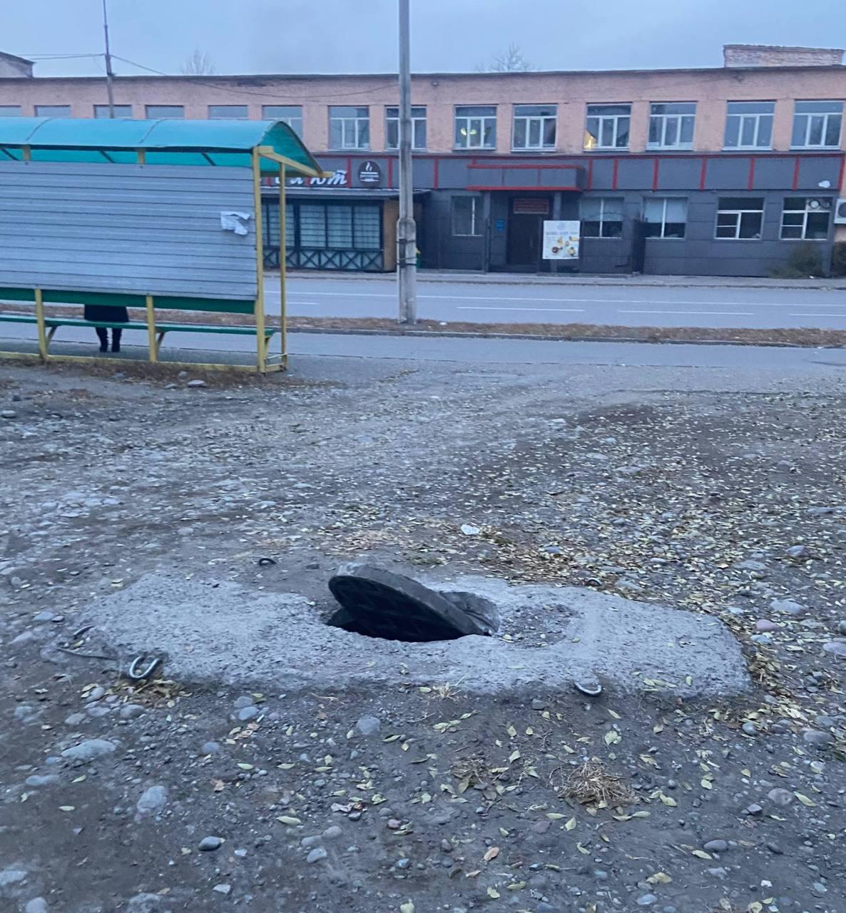Открытый люк заметил на Ровенской. В утреннее и вечернее время прохожие могут...