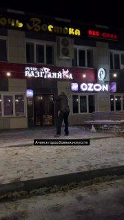 В Ачинске пьяный гуру боевых искусств устроил показательное выступление возле...