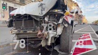 Таксист снёс дорожный знак и врезался в светофор в Петербурге