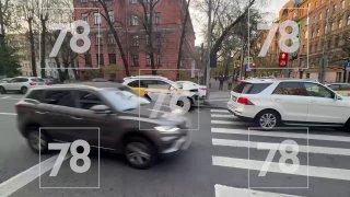Таксист снёс дорожный знак и врезался в светофор в Петербурге