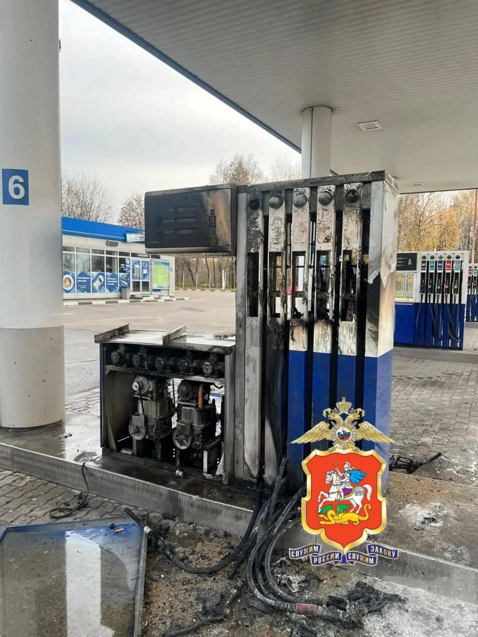 В Балашихе на Леоновском шоссе 16-летний молодой человек поджег колонку на...