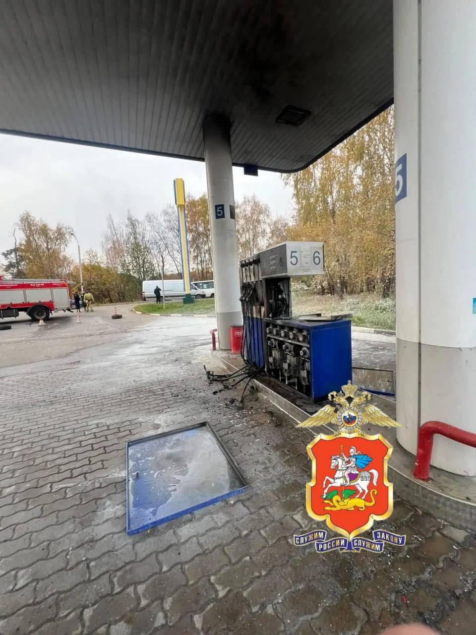 В Балашихе на Леоновском шоссе 16-летний молодой человек поджег колонку на...