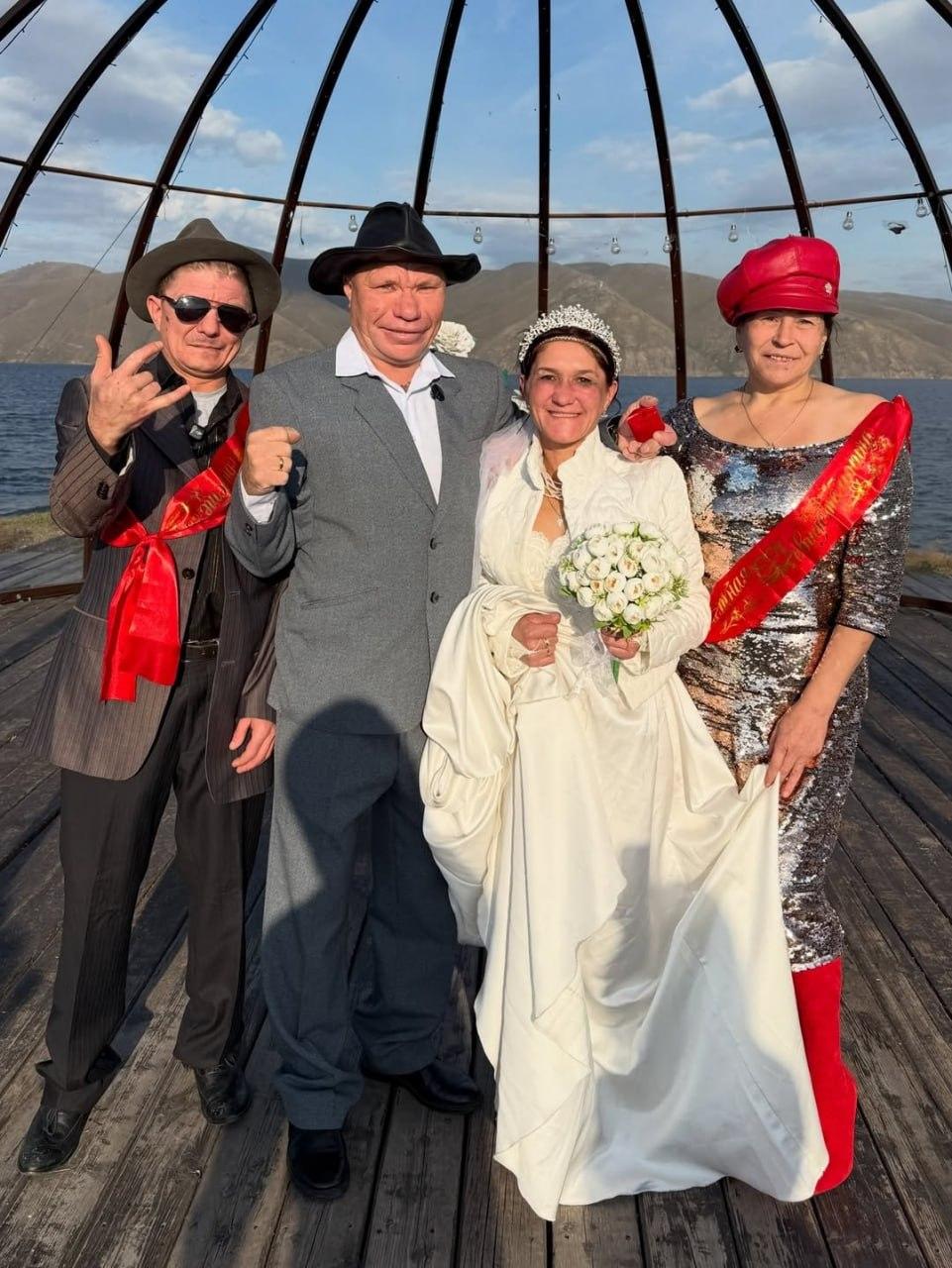 Внимание! Олег Монгол женился. Спасибо за внимание. 🤔 Мы не Х не понимаем ЧЁ...