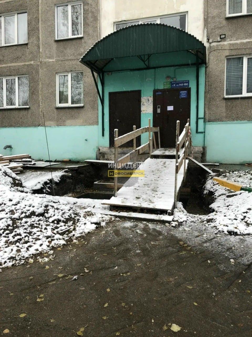По адресу ул. Адриена Лежена, 5, больше месяца назад демонтировали крыльцо...