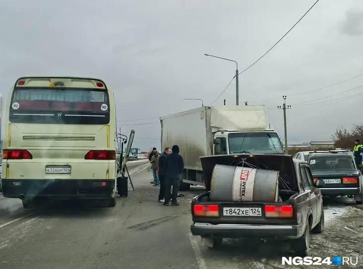Автобус столкнулся с грузовиком на выезде из Красноярска. ДТП произошло на...