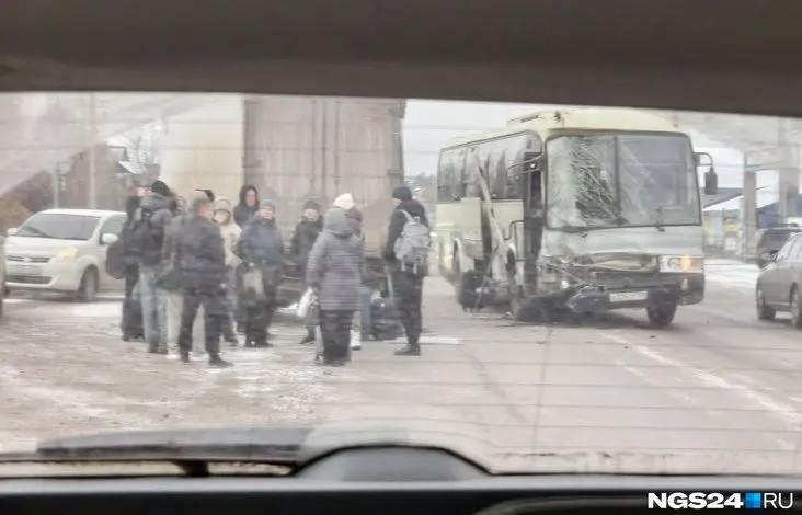 Автобус столкнулся с грузовиком на выезде из Красноярска. ДТП произошло на...