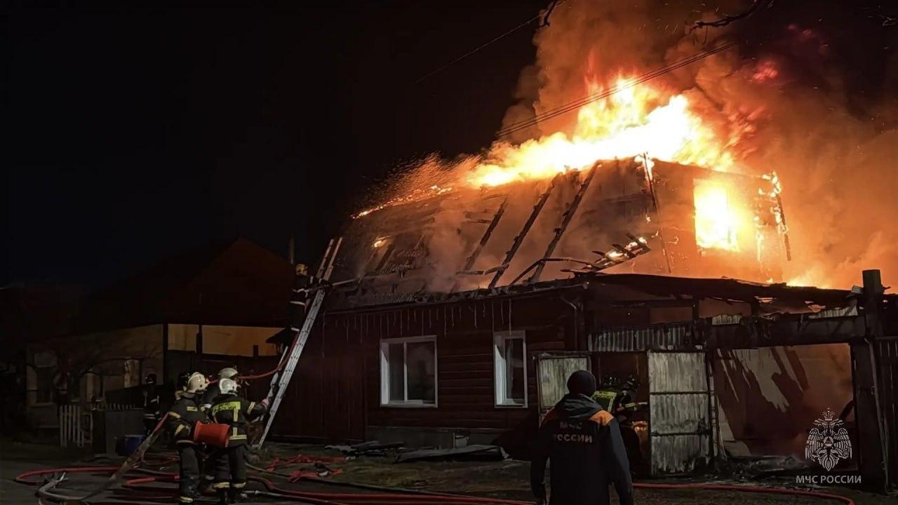 6 газовых баллонов пришлось вытаскивать пожарным из гаража, полного горящего топлива