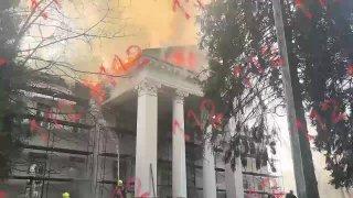 В московском районе Ясенево начался пожар в исторической усадьбе «Узкое»....