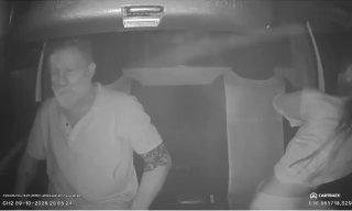 В ЮАР несколько вооружённых людей напали на семью в машине. Мужчина смог дать...