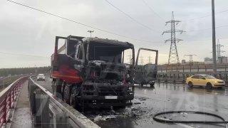 Водитель успел выскочить из горящей кабины грузовика, который вспыхнул на КАД