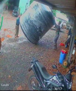 Двое бразильских рабочих разгружали огромный резервуар для воды и в какой-то момент потеряли друг друга из виду