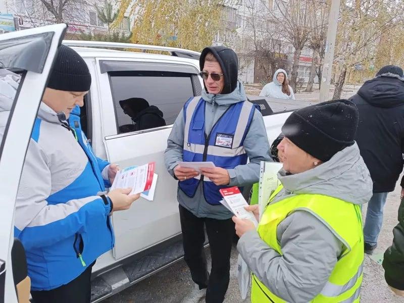 Госавтоинспекторы и чиновники напомнили ачинцам о правилах дорожного движения...