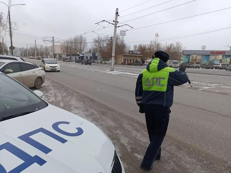 Госавтоинспекторы и чиновники напомнили ачинцам о правилах дорожного движения...