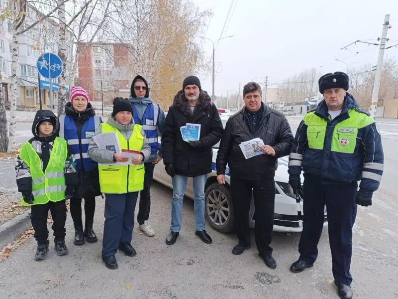 Госавтоинспекторы и чиновники напомнили ачинцам о правилах дорожного движения...