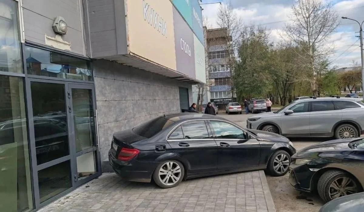 В Абакане Mercedes чуть не пробил насквозь ТЦ «Атриум»