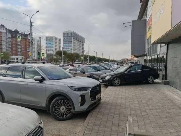 В Абакане Mercedes чуть не пробил насквозь ТЦ «Атриум»