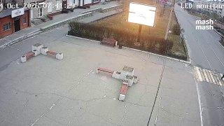 Девушка въехала в толпу людей на пешеходном переходе в Северобайкальске....