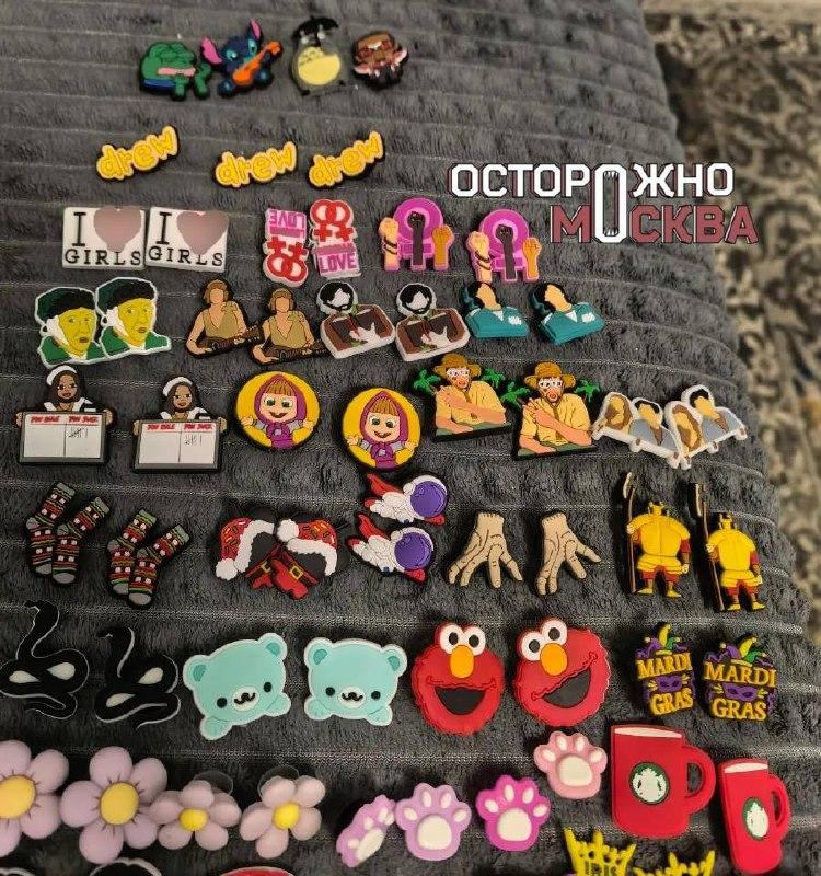 Москвичка случайно получила товары с ЛГБТ*-символикой при заказе набора джиббитсов на маркетплейсе.
