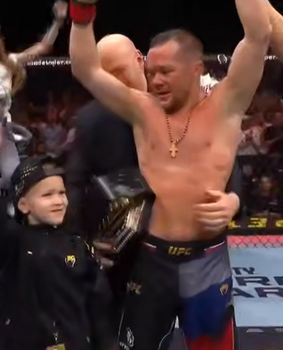 Пётр Ян защитил титул чемпиона UFC в лёгком весе