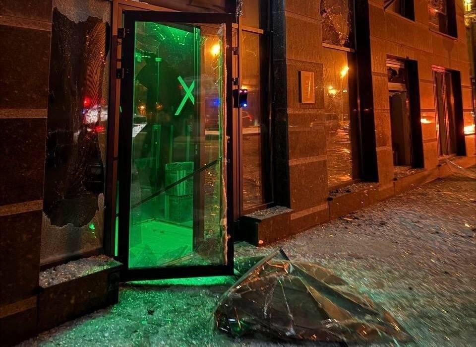В результате массированного удара в центре Белгорода есть пострадавшие и значительные разрушения