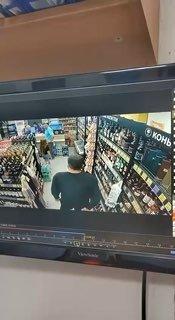 Мужик украл вискарь из магазина и засунул его в трусы — камеры также засняли...