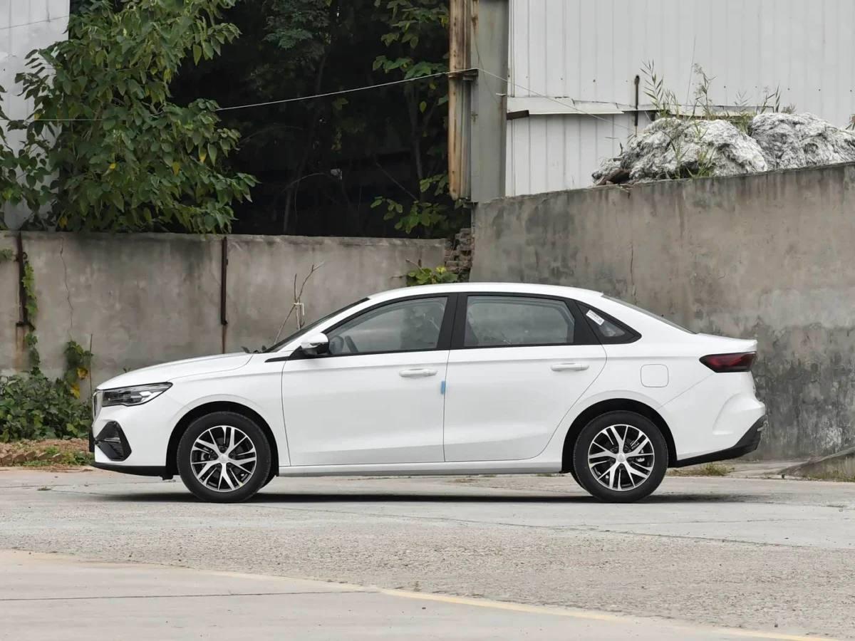 Geely выкатила обновлённый Emgrand дешевле ГРАНТЫ — в Китае седан продают от $8,4 тысячи (₽680 тысяч).