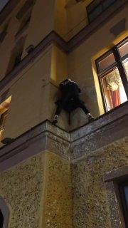 Наши желания пошли по п***е Питерский похититель надежд залез на фасад к...