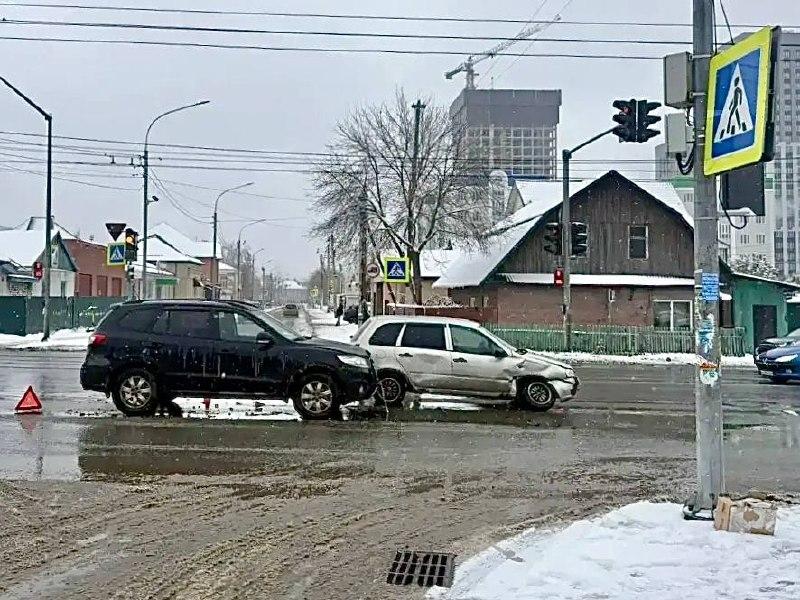 Ребёнок из кроссовера Hyundai Santa Fe пострадал в столкновении с хэтчбеком LADA Granta в Заельцовском районе