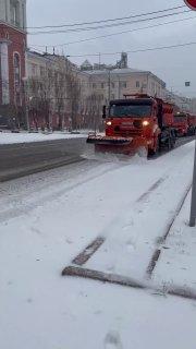 Снегоуборщики вышли на дороги Красноярска