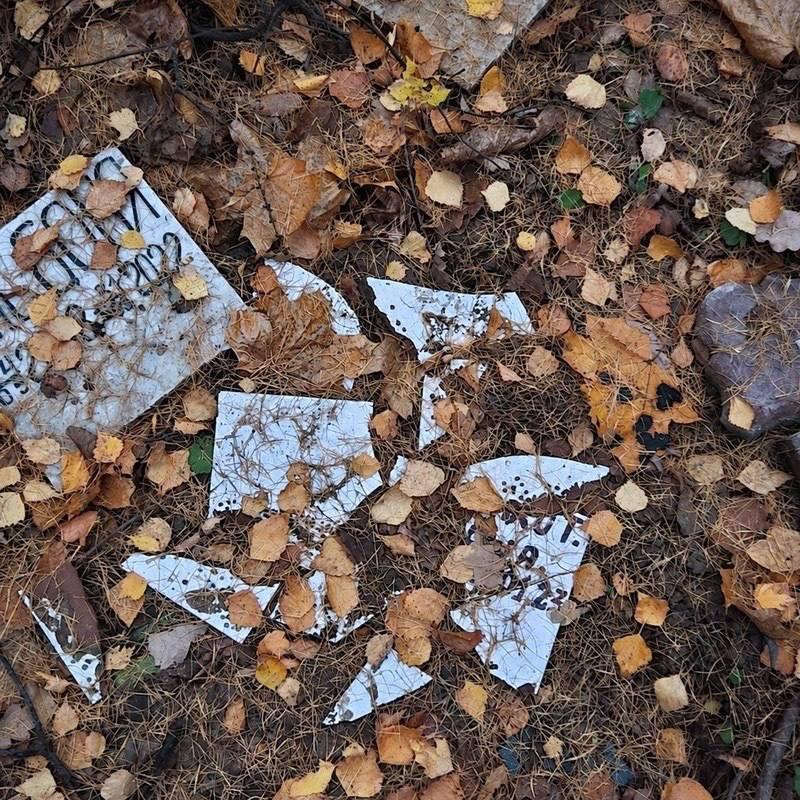 Неизвестные разгромили могилки домашних питомцев у Бабушкинского кладбища. 🇷🇺...