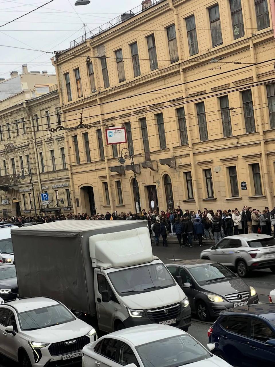 Все эти люди выстроились сегодня в очередь за бесплатным раменом в центре...