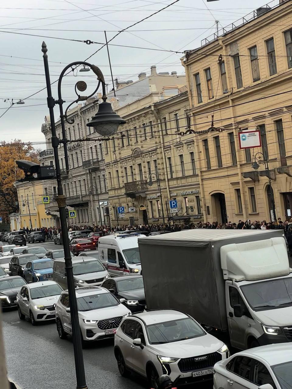 Все эти люди выстроились сегодня в очередь за бесплатным раменом в центре...
