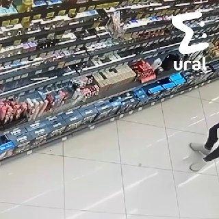 Девушка обнесла парфюмерный магазин на 35 тысяч в Екатеринбурге. Она зашла в...