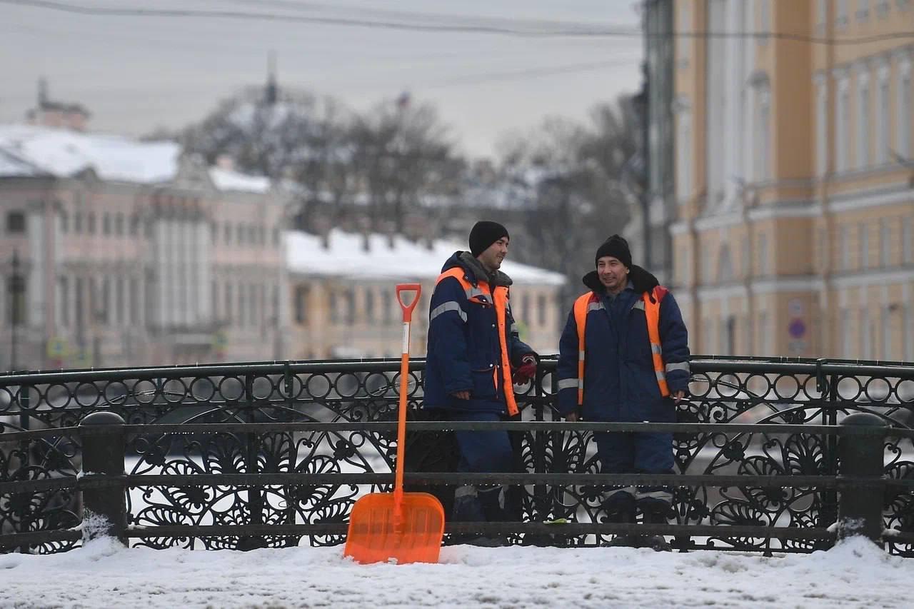 Дворникам в Петербурге повысят зарплаты до 77 тысяч рублей